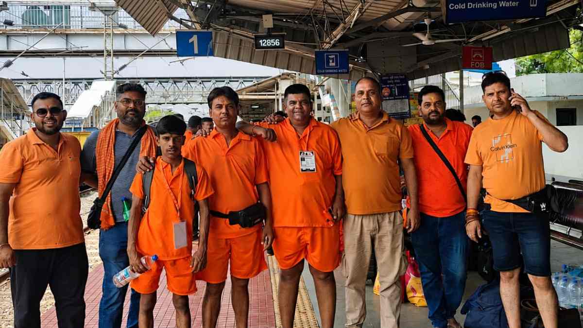 छुई खदान से 80 कांवड़ियों का जत्था बाबा बैद्यनाथ धाम के लिए ... - CG Sandesh