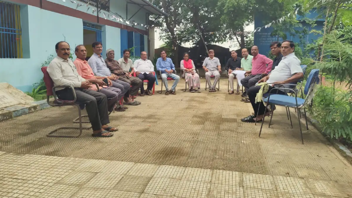 छत्तीसगढ़ शिक्षक संघ, सरायपाली की आवश्यक बैठक में शिक्षकों क... - CG Sandesh