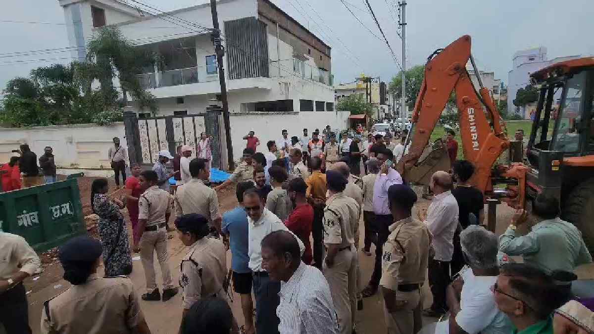 अतिक्रमण तोड़ने के दौरान बवाल, जेसीबी में तोड़फोड़ - CG Sandesh