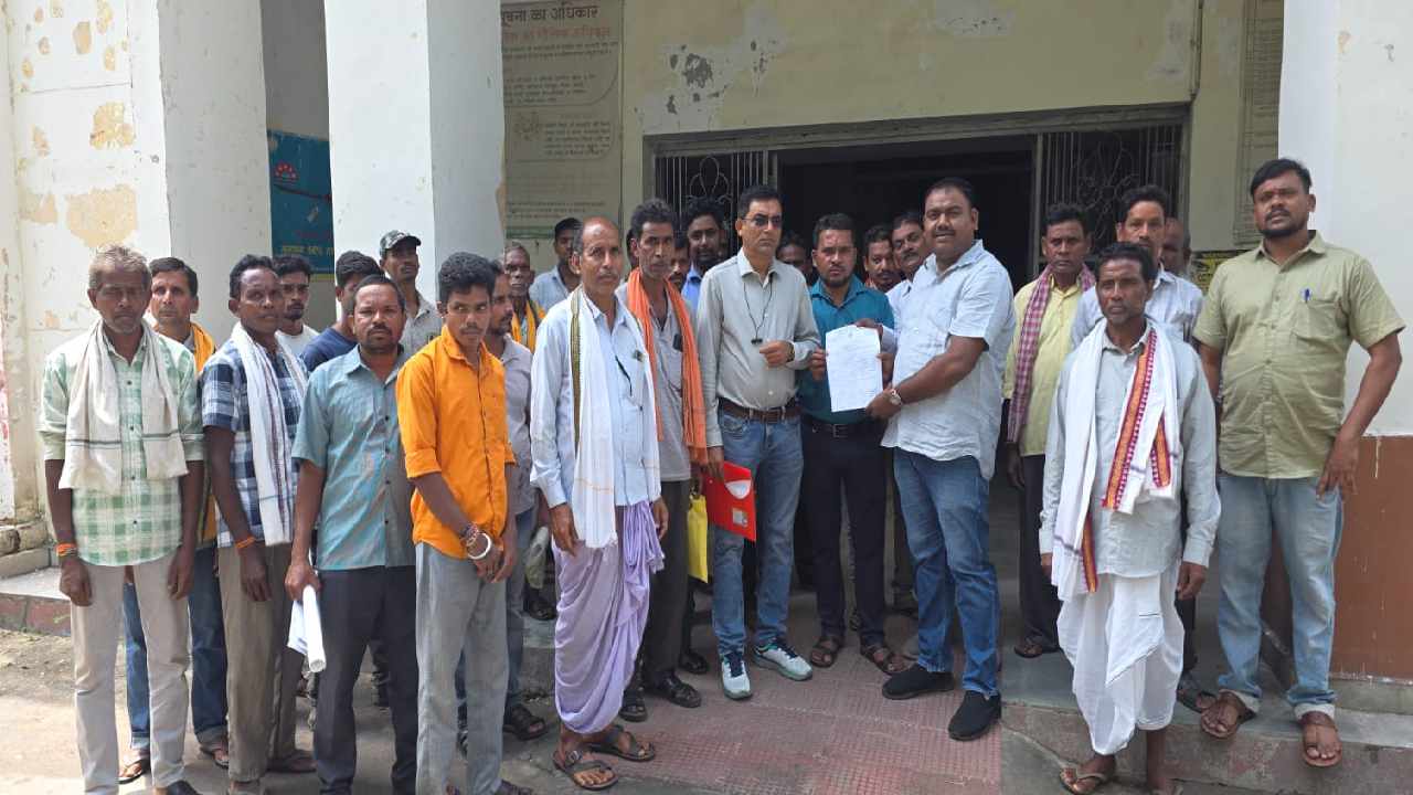 चक्रधरपुर के ग्रामीणों ने नक्शा सुधार की मांग को लेकर कलेक्ट... - CG Sandesh