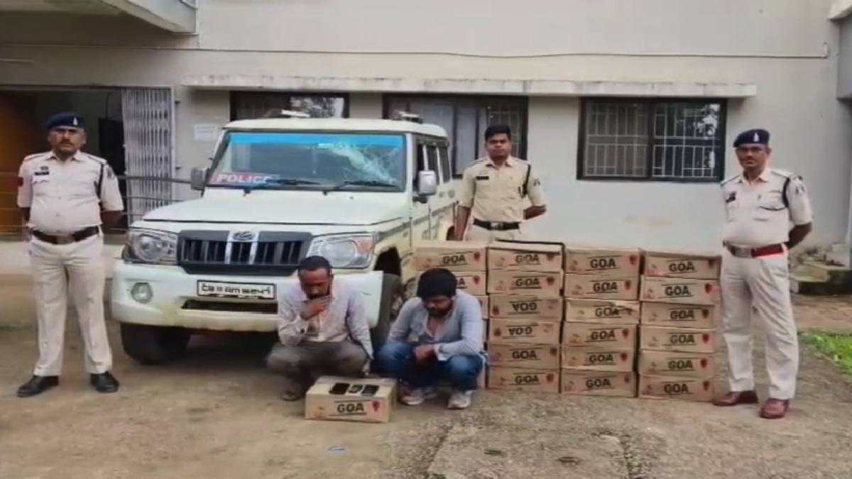 बोलेरो पर लिख रखा था ‘पुलिस’, अंदर लदी थी शराब; नाकेबंदी में... - CG Sandesh