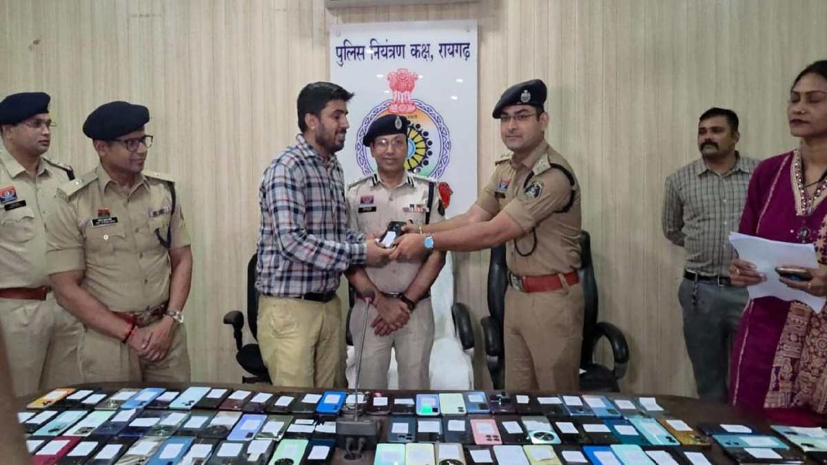 रायगढ़ में 150 गुम मोबाइल बरामद, 37.50 लाख की संपत्ति लौटाई - CG Sandesh