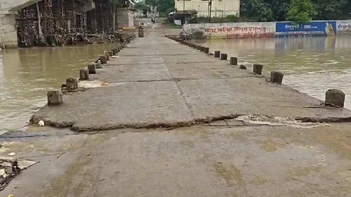 बरसात में पुलिया क्षतिग्रस्त, हादसे का खतरा, राहगीरों ने जल्... - CG Sandesh