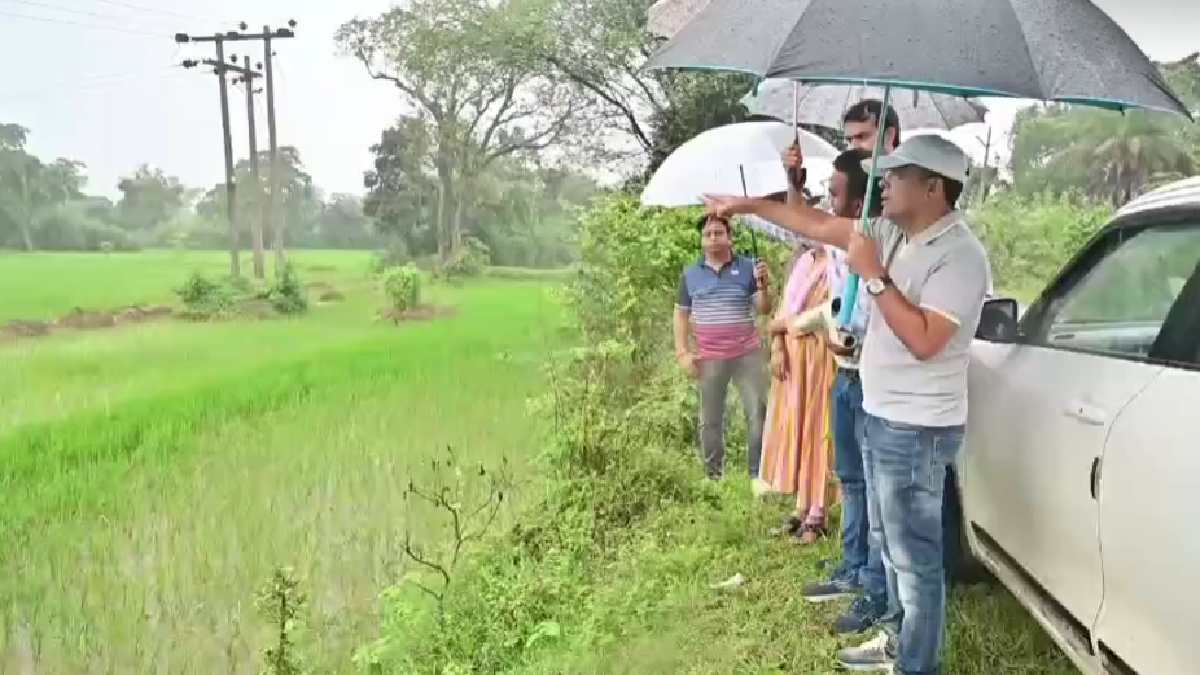 बारिश के बीच खेतों तक पहुंचे कलेक्टर, डिजिटल क्रॉप सर्वे का ... - CG Sandesh