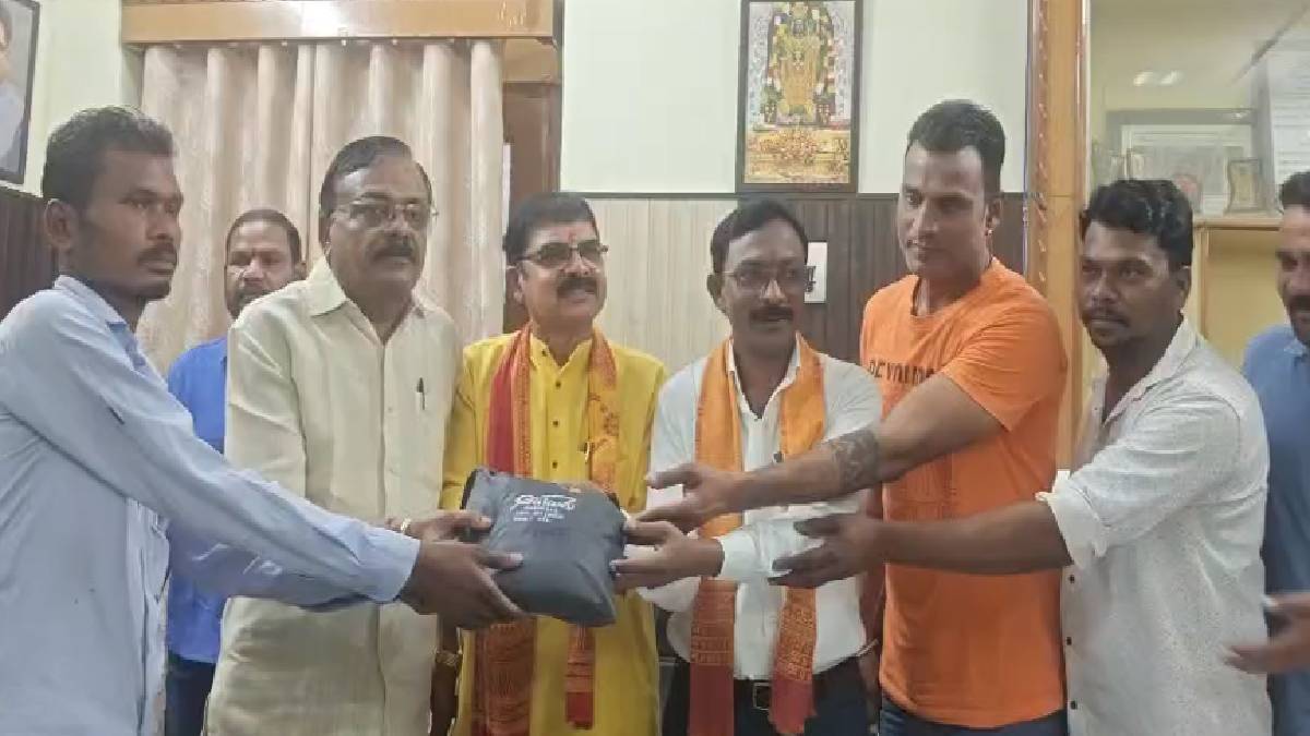 बारिश में ड्यूटी करने वाले नगर निगम कर्मचारियों को मिले रेनक... - CG Sandesh