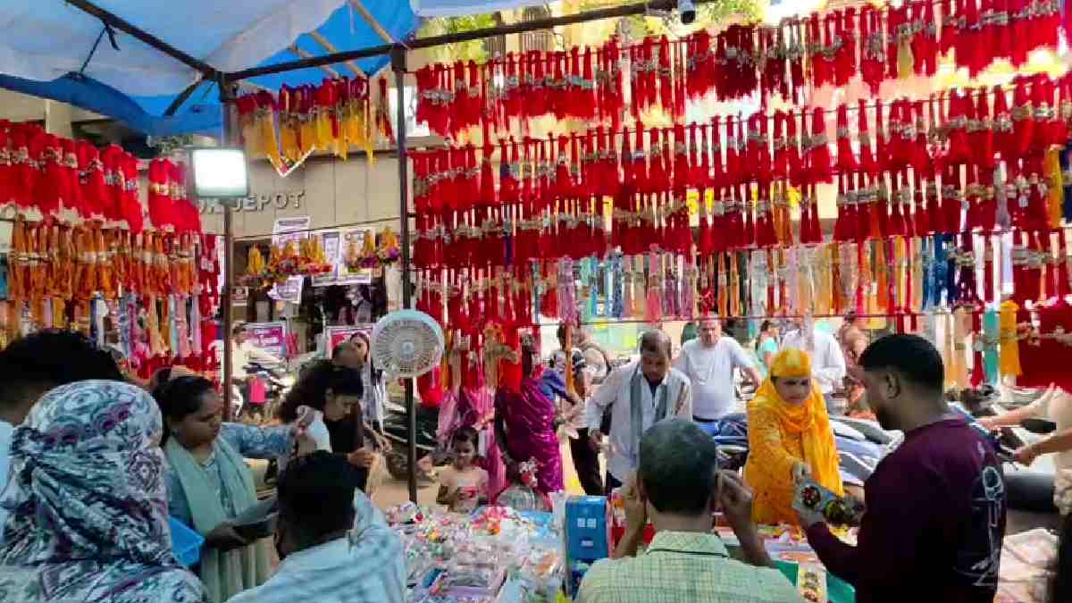 खैरागढ़ : रक्षाबंधन से पहले सजा राखी बाजार, खरीदारी के लिए उ... - CG Sandesh
