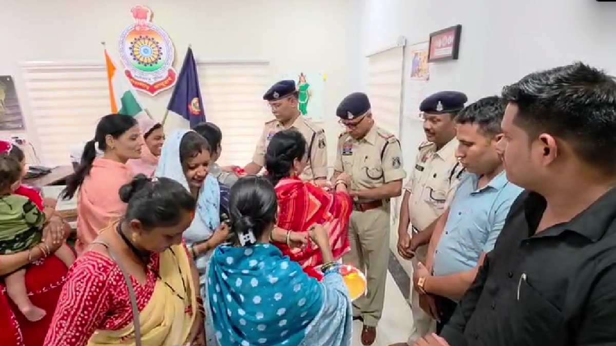 खैरागढ़ : खाकी की कलाई पर बंधा रक्षा सूत्र, महिला मोर्चा ने ... - CG Sandesh