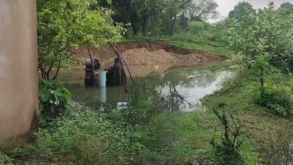 अधूरी नाली बनी मुसीबत, घरों में घुसा गंदा पानी; बदबू से परेश... - CG Sandesh
