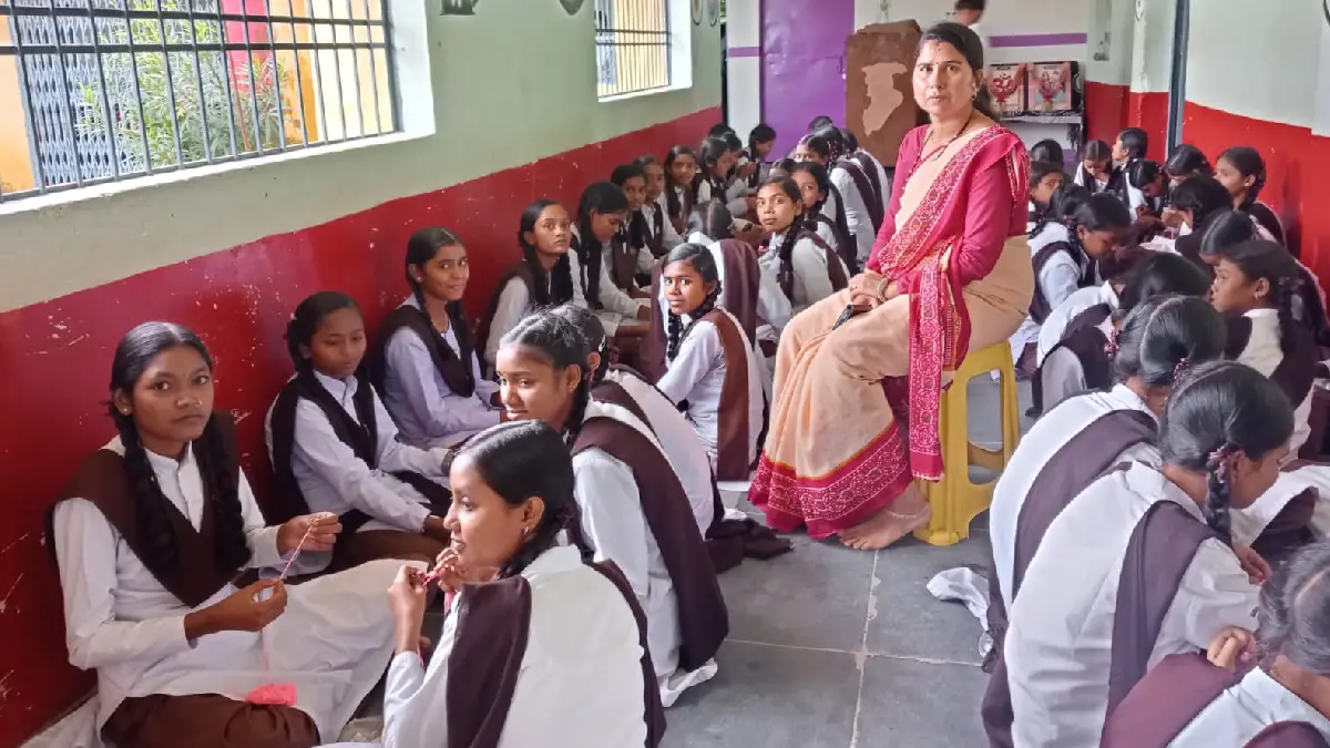 बागबाहरा : 6वीं से कक्षा 12वीं के बहनों को रक्षा सूत्र का नि... - CG Sandesh
