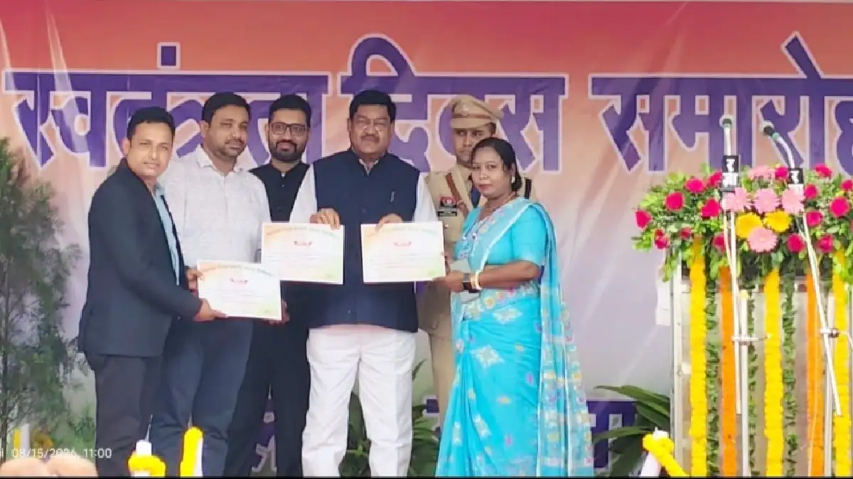 सरायपाली : जिला प्रशासन द्वारा सम्मानित हुए पूर्व बीआरसी देव... - CG Sandesh