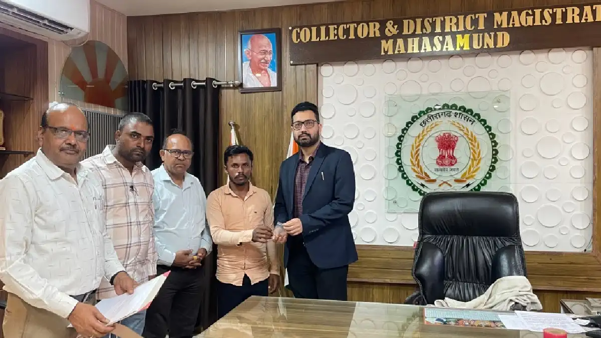 महासमुंद : घर की खुदाई में मिले निखात को विजय कुम्हार ने कले... - CG Sandesh