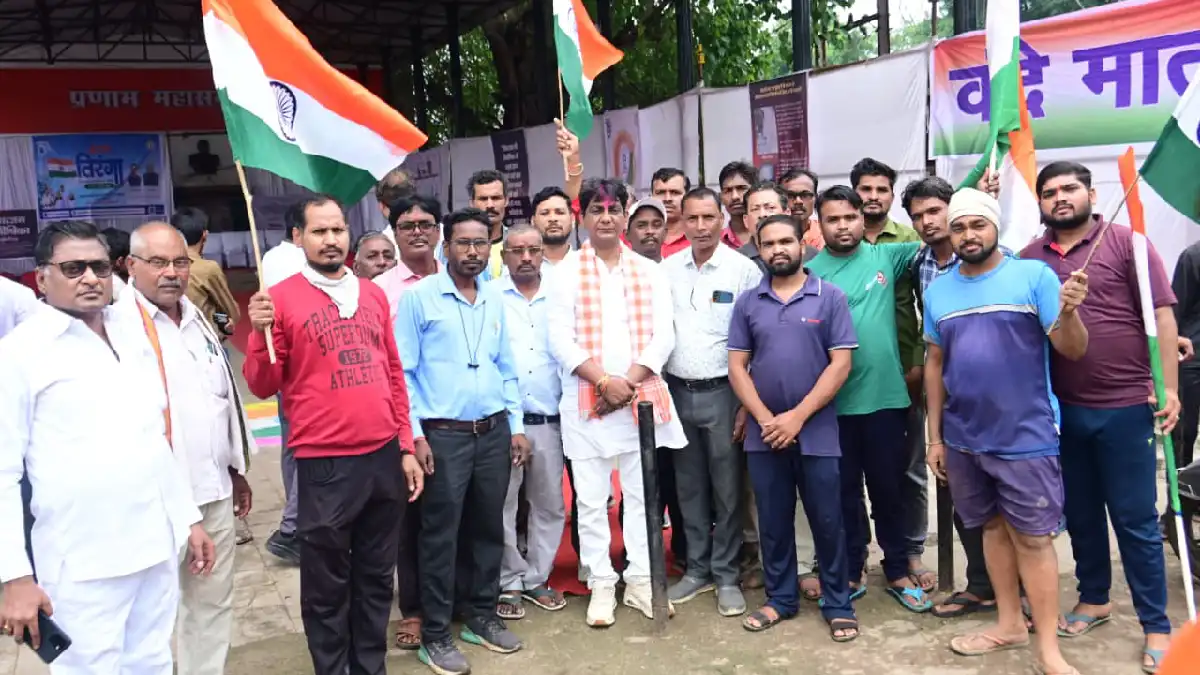 महासमुंद : तिरंगा यात्रा बाइक रैली में शामिल हुए विधायक योगे... - CG Sandesh
