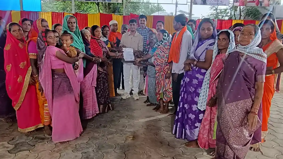 महासमुंद : राशन दुकान दूर होने के कारण होती है परेशानी, ग्रा... - CG Sandesh
