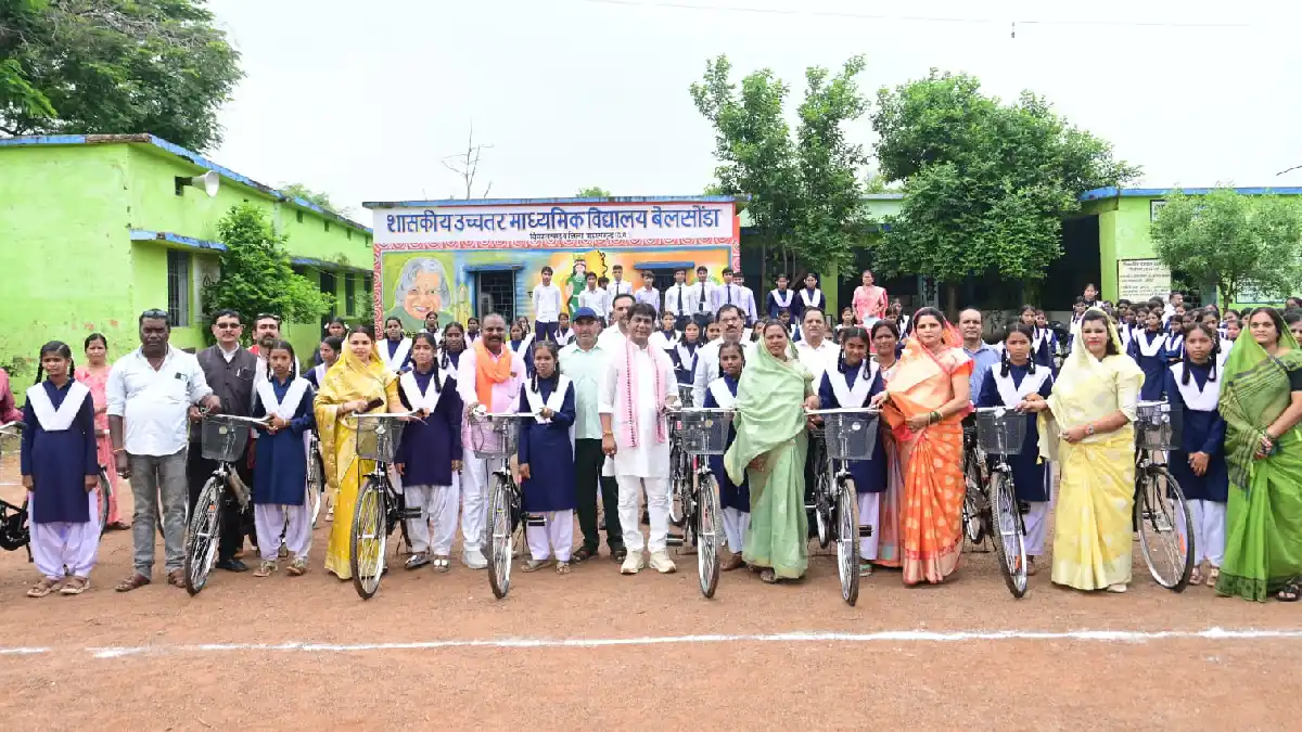 महासमुंद : विधायक योगेश्वर राजू सिन्हा ने किया सरस्वती साइकि... - CG Sandesh