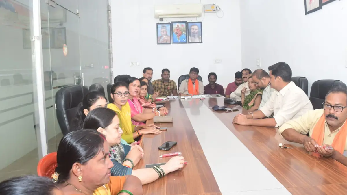 महासमुंद : विधायक ने ली पार्षद एवं एल्डरमैन की बैठक, विकास क... - CG Sandesh