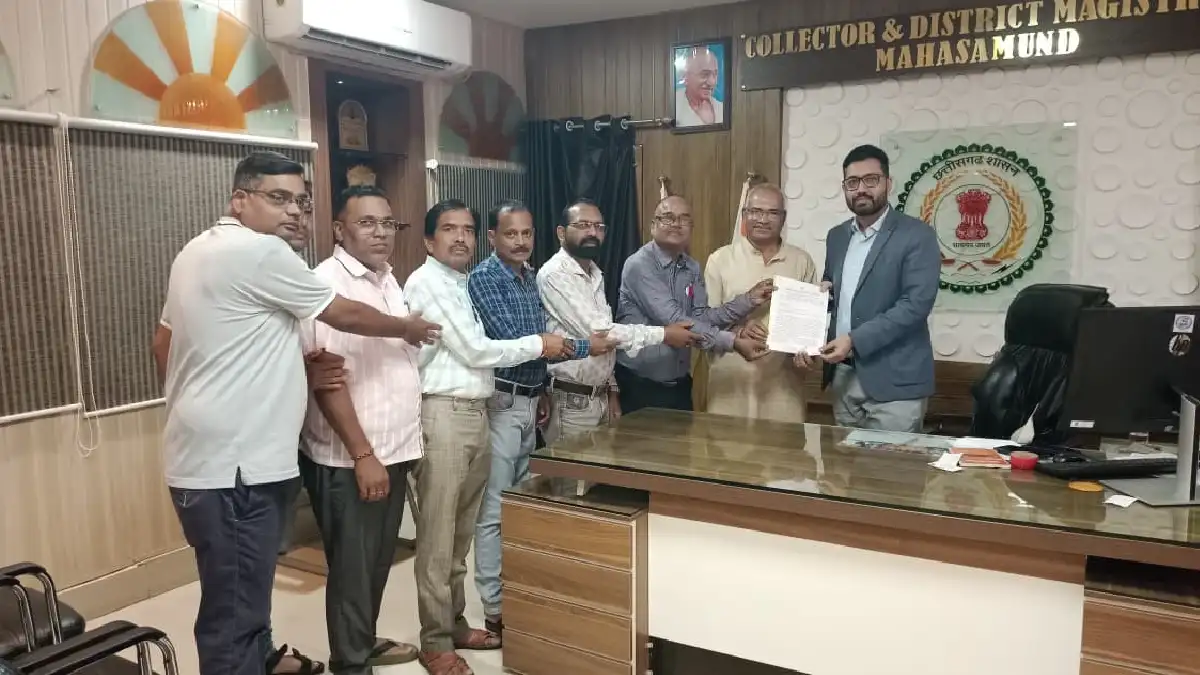 महासमुंद : सावरकर पर प्रश्न पूछने के कारण निलंबित शिक्षक गुर... - CG Sandesh