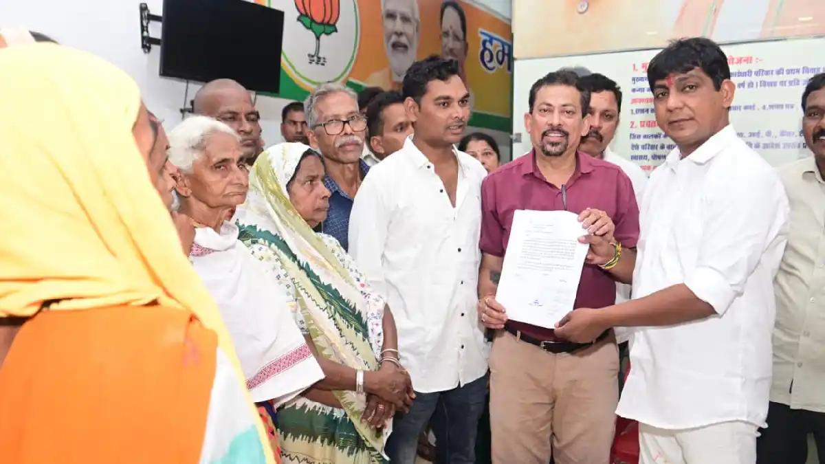 महासमुंद : शासकीय जमीन में निवासरत गरीब परिवारों ने भू-स्वाम... - CG Sandesh
