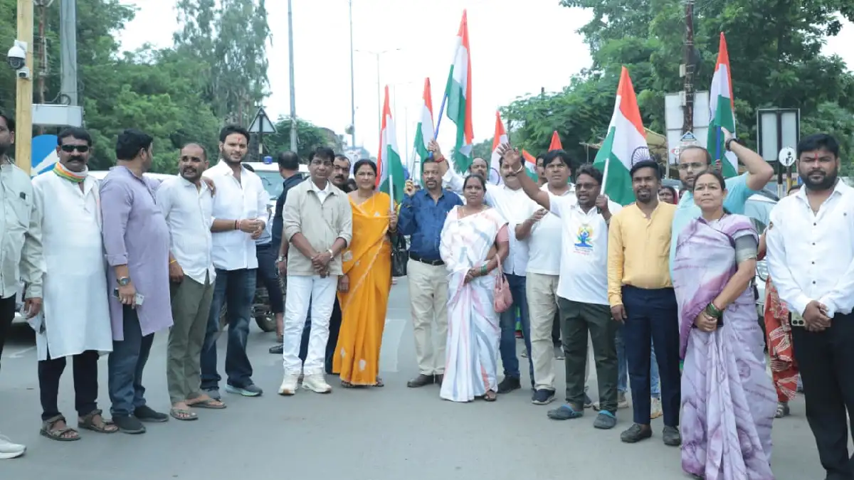 महासमुंद : तिरंगा यात्रा में शामिल हुए विधायक योगेश्वर राजू ... - CG Sandesh