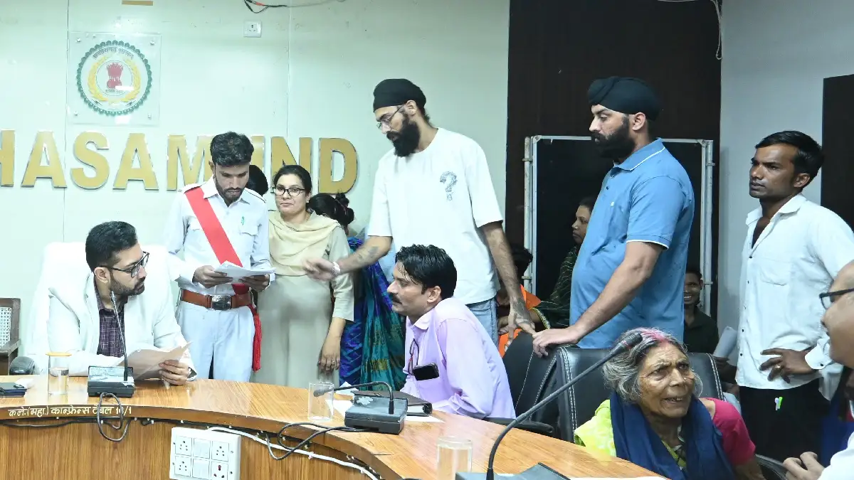 महासमुंद : जनदर्शन में कलेक्टर लंगेह ने सुनी आमजनों की समस्य... - CG Sandesh