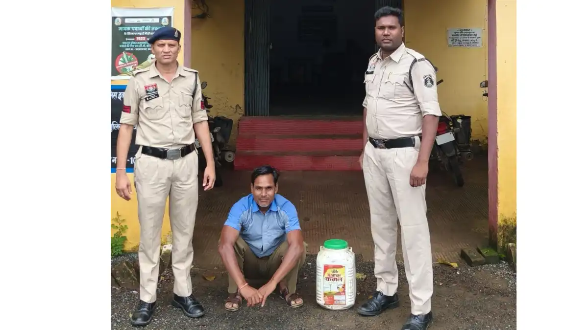 बसना : ग्राम लोहड़ीपुर मे भंवरपुर पुलिस की छापामारी,  10 लीट... - CG Sandesh