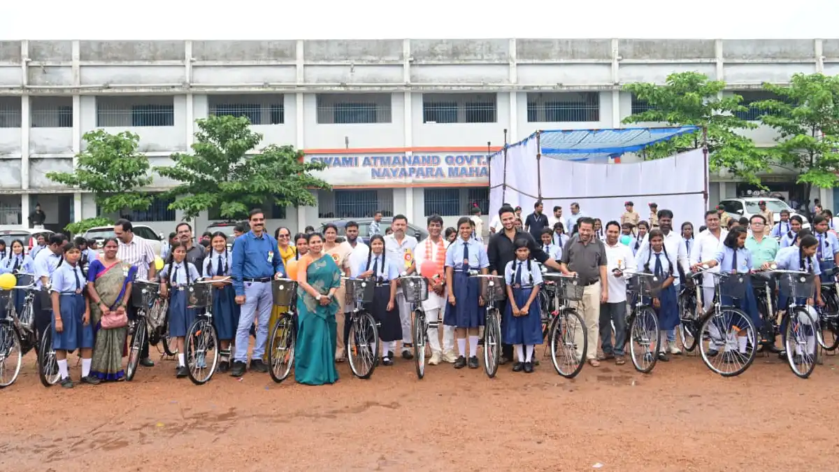 महासमुंद : स्वामी आत्मानंद स्कूल नयापारा में छात्राओं को विध... - CG Sandesh