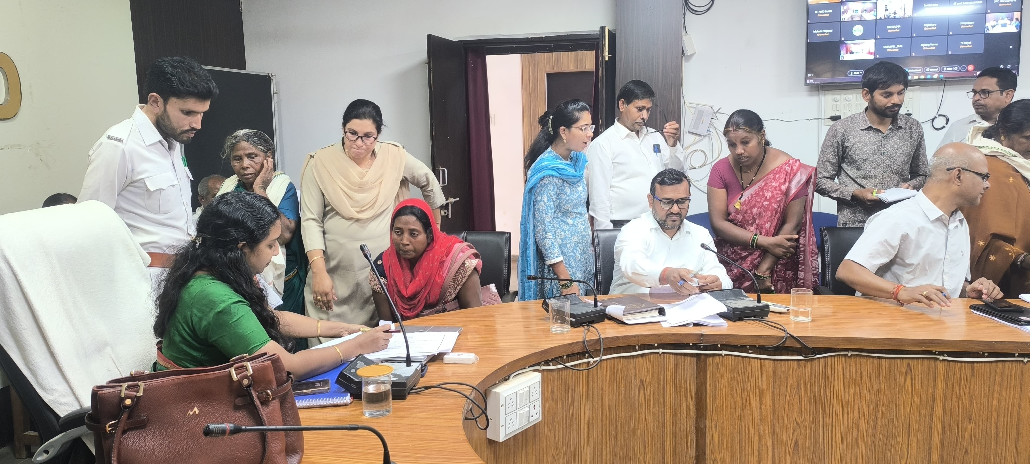 महासमुंद : जिला पंचायत सीईओ अनुपमा आनंद ने कलेक्टर जनदर्शन म... - CG Sandesh