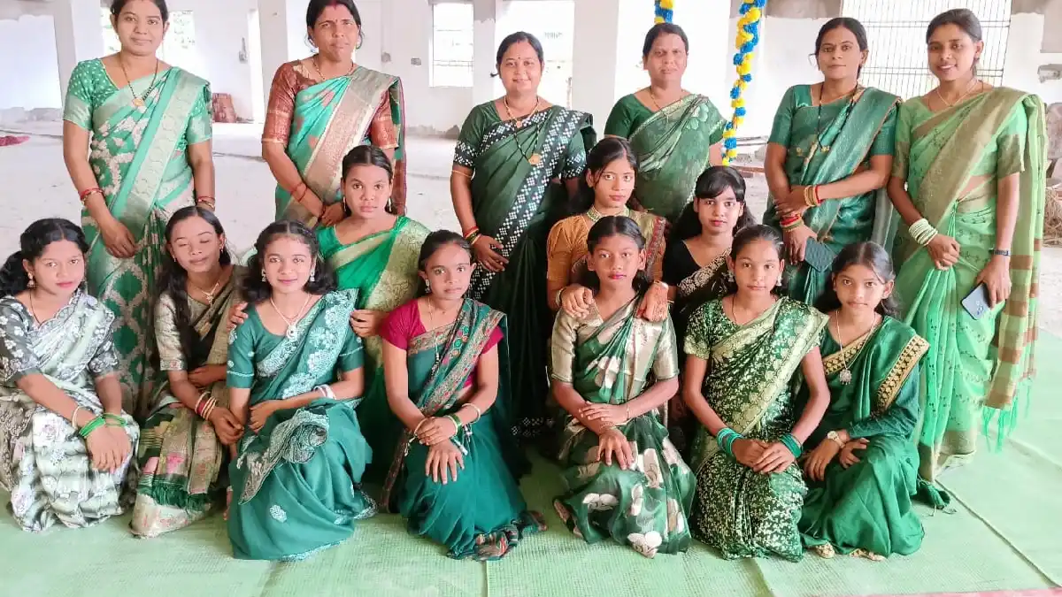 सरस्वती शिशु मंदिर बसना में पारंपरिक सावन झूला उत्सव हर्षोल्... - CG Sandesh