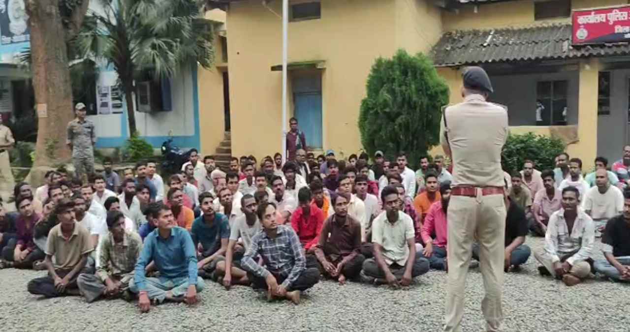 फरसगांव में पुलिस का बड़ा अभियान, 163 संदिग्ध हिरासत में; दस... - CG Sandesh