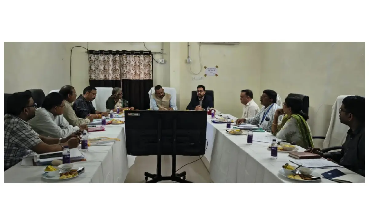 महासमुंद : संभागायुक्त श्यामलाल धावड़े की अध्यक्षता में स्वशा... - CG Sandesh