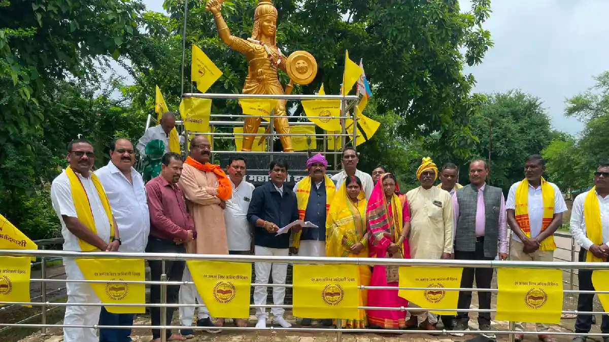 महासमुंद : विश्व आदिवासी दिवस पर विधायक ने वीरांगना रानी दुर... - CG Sandesh