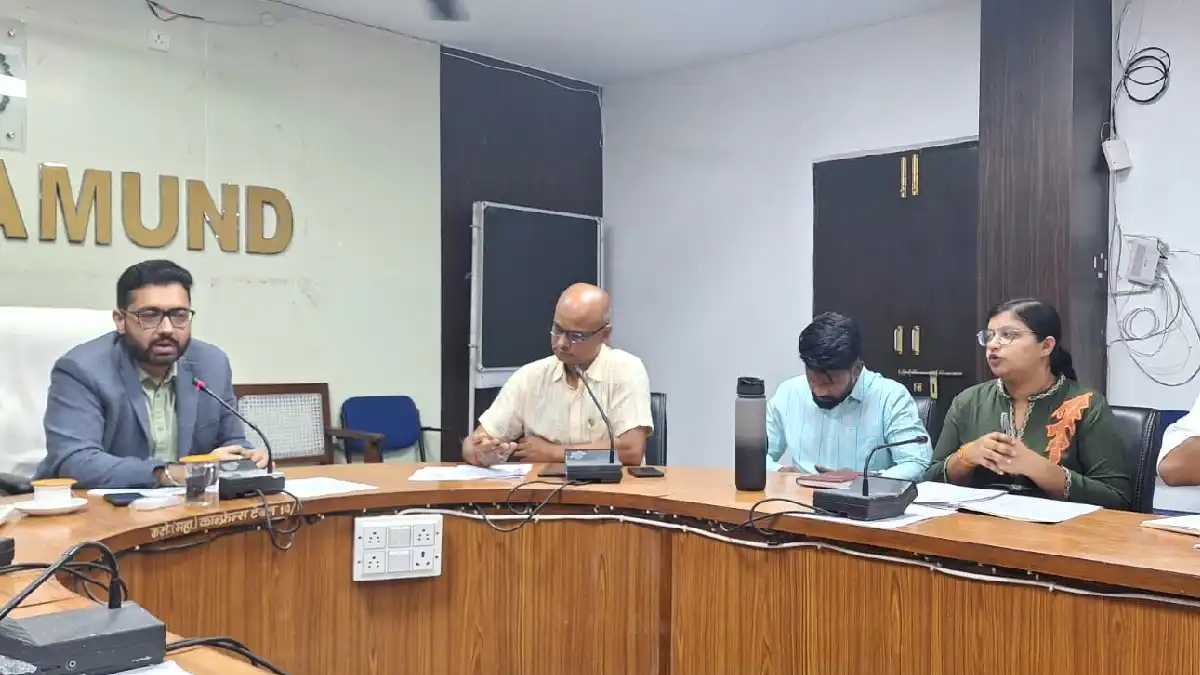 महासमुंद : कलेक्टर ने ली राजस्व अधिकारियों की बैठक, राजस्व अ... - CG Sandesh