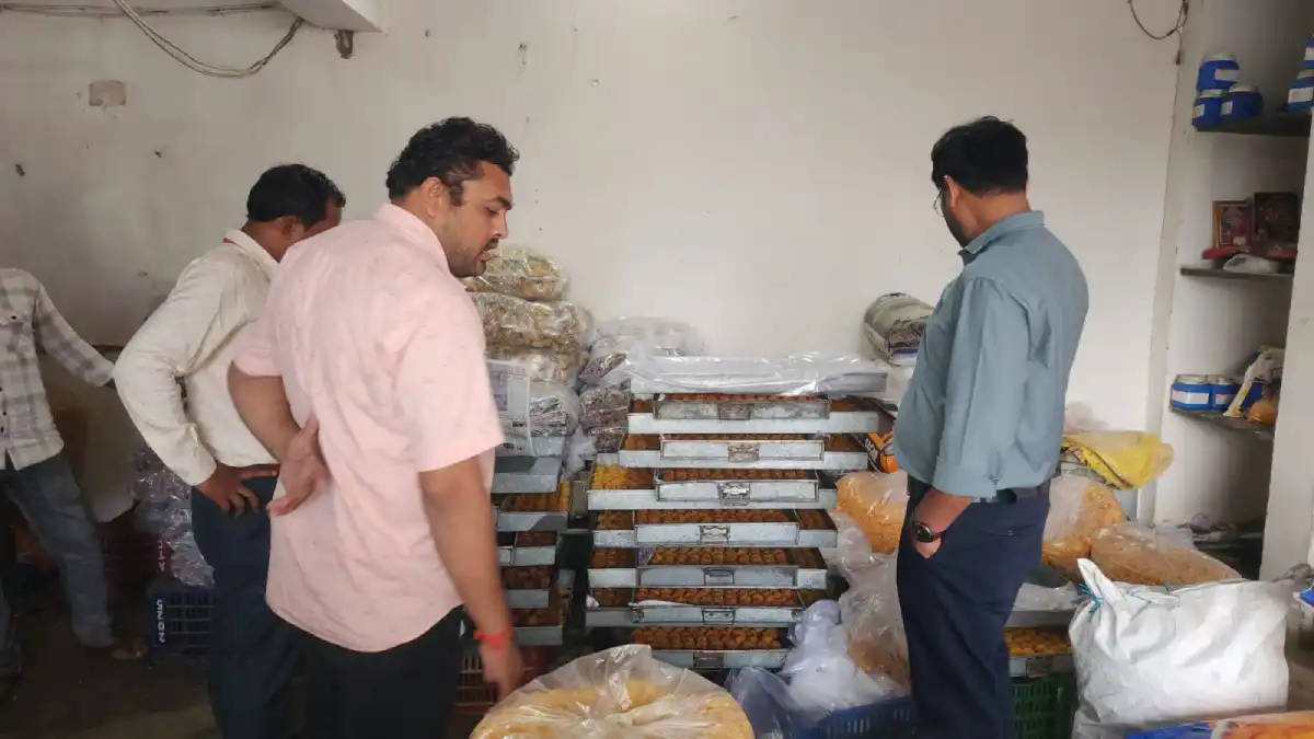 महासमुंद : खाद्य सुरक्षा मानकों के उल्लंघन पर दो खाद्य प्रति... - CG Sandesh