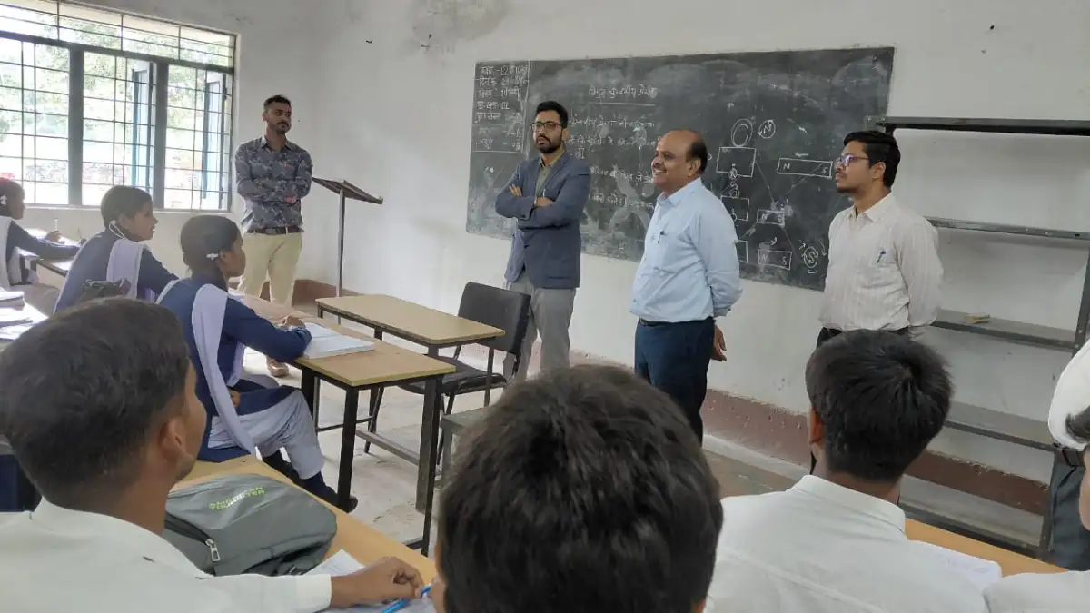 बसना : कलेक्टर ने विद्यार्थियों को नशे से दूर रहकर कैरियर पर... - CG Sandesh