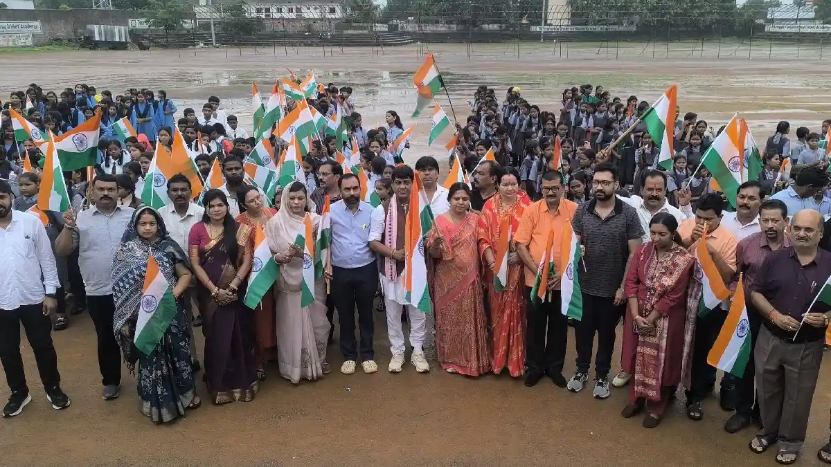 महासमुंद : बारिश भी नहीं रोक सकी देशभक्ति का जज्बा, बच्चों न... - CG Sandesh