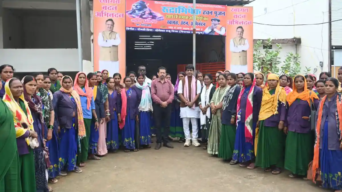 महासमुंद : मांग पूरी होने पर स्वच्छता कर्मियों ने जताया विधा... - CG Sandesh