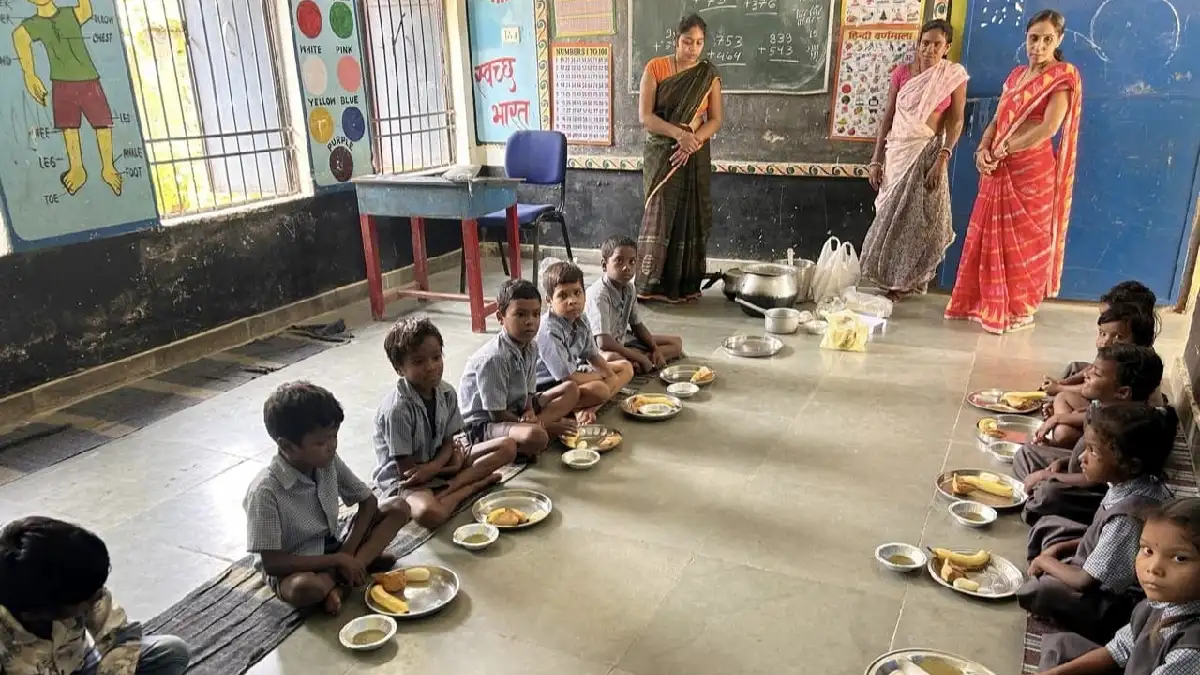 सरायपाली : शासकीय आदर्श प्राथमिक शाला महलपारा में नेवता भोज ... - CG Sandesh