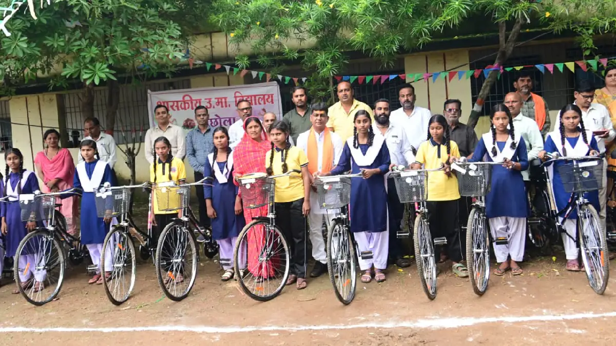 महासमुंद : सरस्वती साइकिल योजना के तहत छात्राओं को मिली साइक... - CG Sandesh