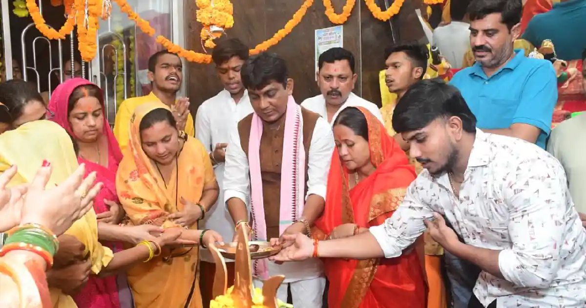 महासमुंद : विधायक योगेश्वर राजू सिन्हा ने परिवार सहित किया क... - CG Sandesh