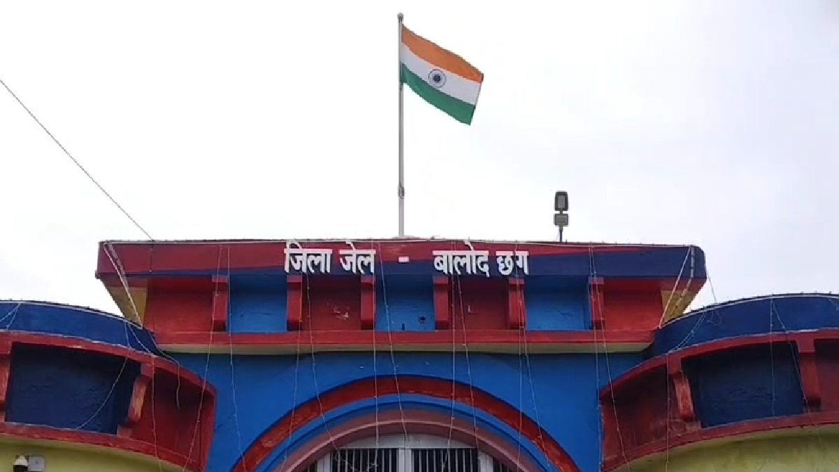 8 पेज का पत्र लिखकर जेल प्रहरी लापता, जेल अधिकारियों पर लगाए... - CG Sandesh