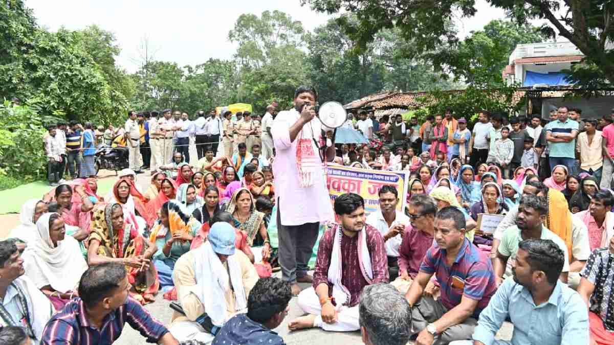 20 साल बाद फूटा ग्रामीणों का गुस्सा, सड़क निर्माण की मांग पर... - CG Sandesh