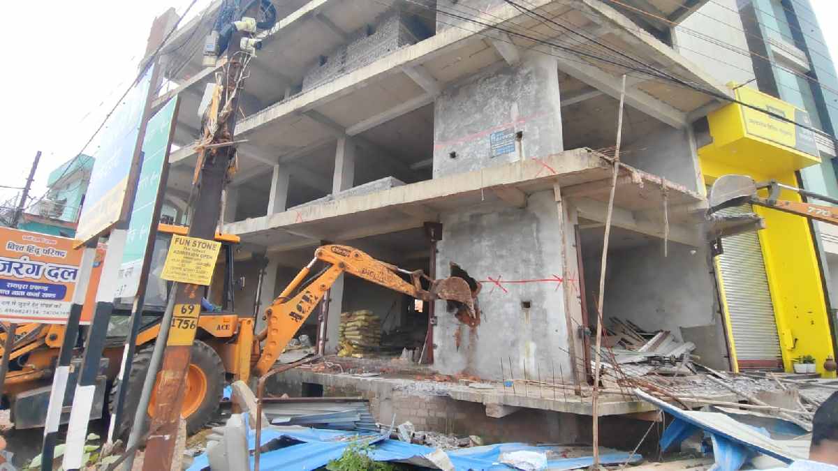 अनुमति के खिलाफ बन रहा था व्यावसायिक भवन, निगम ने की बुलडोजर... - CG Sandesh