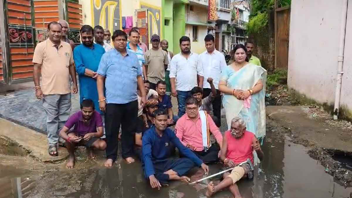 सड़क-नाली के अभाव से परेशान वार्डवासी, आवेदन देकर थके तो धरन... - CG Sandesh