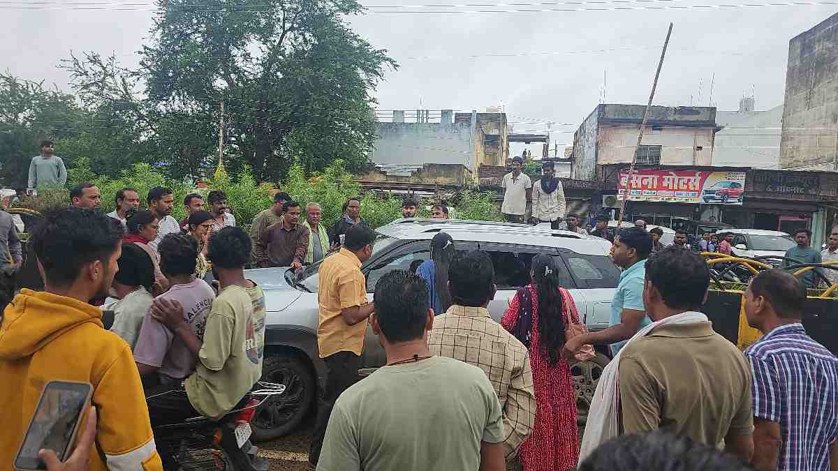 खैर लकड़ी तस्करी के कथित सरगना की गिरफ्तारी पर बवाल, पुलिस स... - CG Sandesh