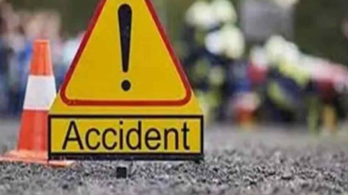 महासमुंद : सड़क किनारे खड़ी बस को अज्ञात ट्रक चालक ने मारी ठोक... - CG Sandesh