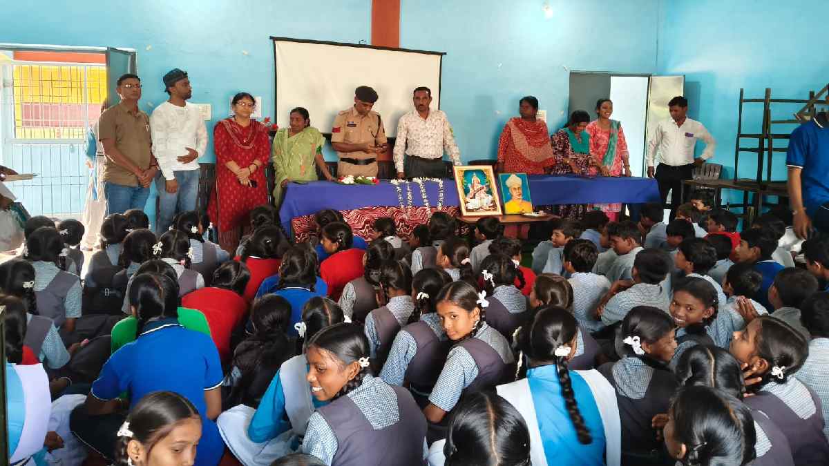 अमलीपारा स्कूल में शिक्षक दिवस पर साइबर सुरक्षा का पाठ, बच्च... - CG Sandesh
