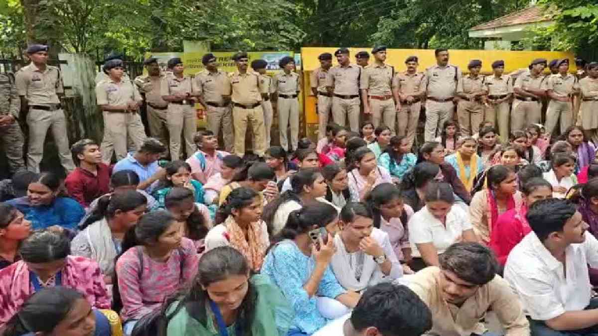 PRSU में ATKT के मुद्दे पर NSUI का जोरदार प्रदर्शन, 3rd ईयर ... - CG Sandesh