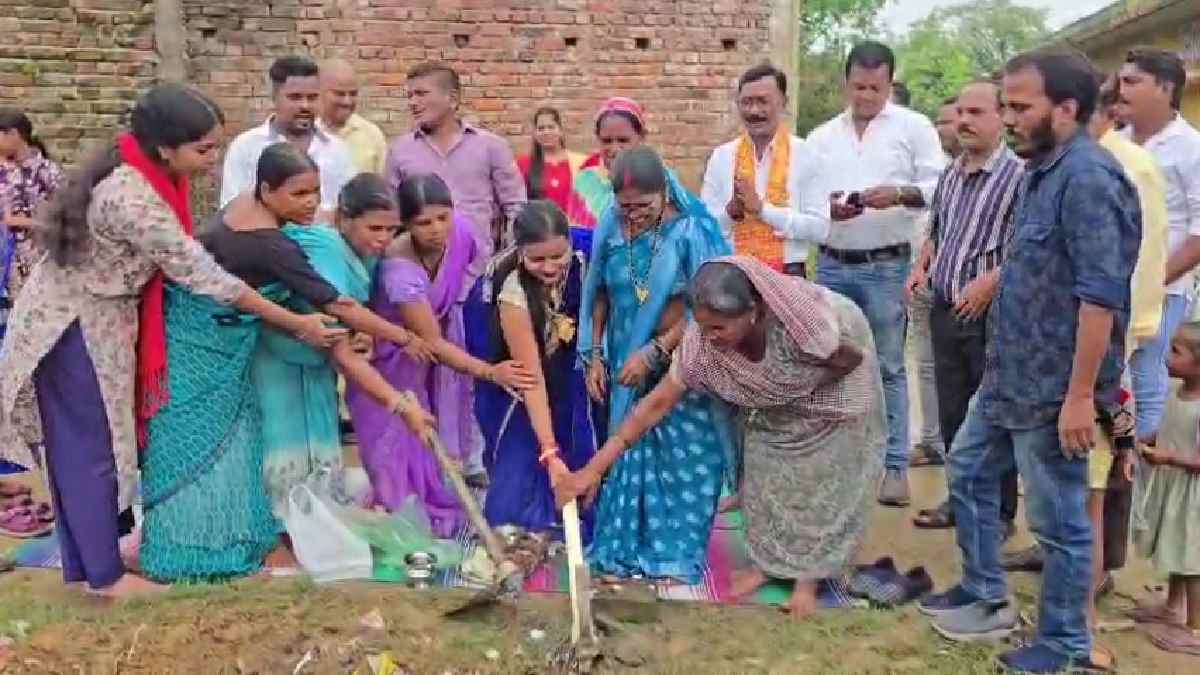 साइकिल से वार्डों का दौरा, कायाघाट में आंगनबाड़ी भवन का भूमि... - CG Sandesh