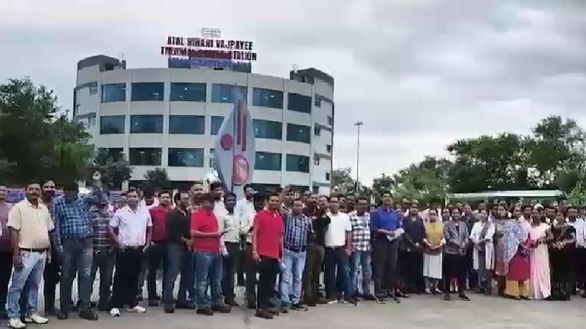 पुरानी पेंशन बहाली की मांग को लेकर विद्युत कर्मियों ने भरी ह... - CG Sandesh