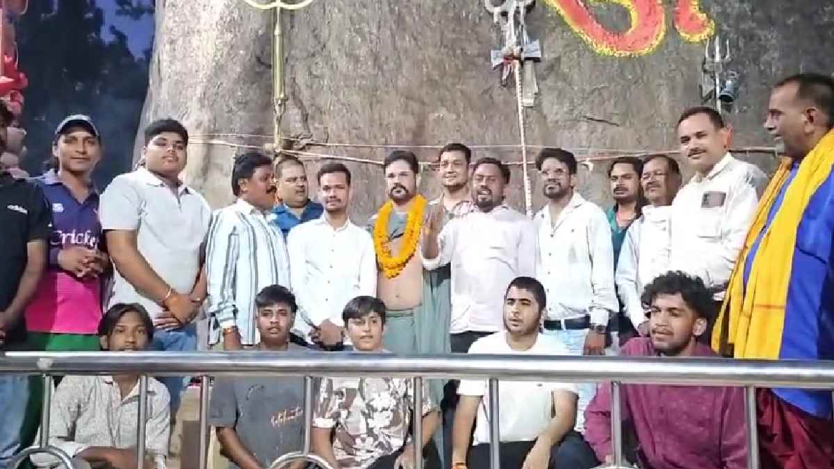 बुलेट पर सवार होकर गरियाबंद पहुंचे आचार्य युवराज पांडे, ‘हर-... - CG Sandesh