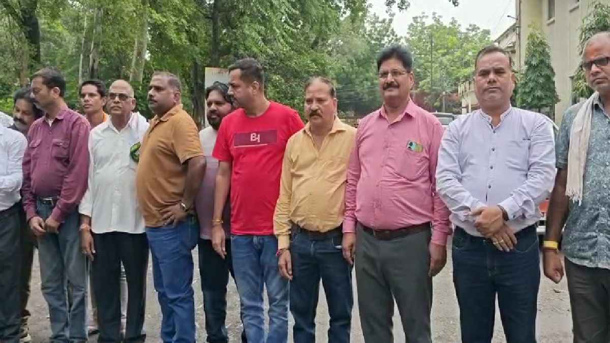 ढिमरापुर रोड की बदहाली पर कांग्रेस मुखर, कलेक्टर को सौंपा ज्... - CG Sandesh